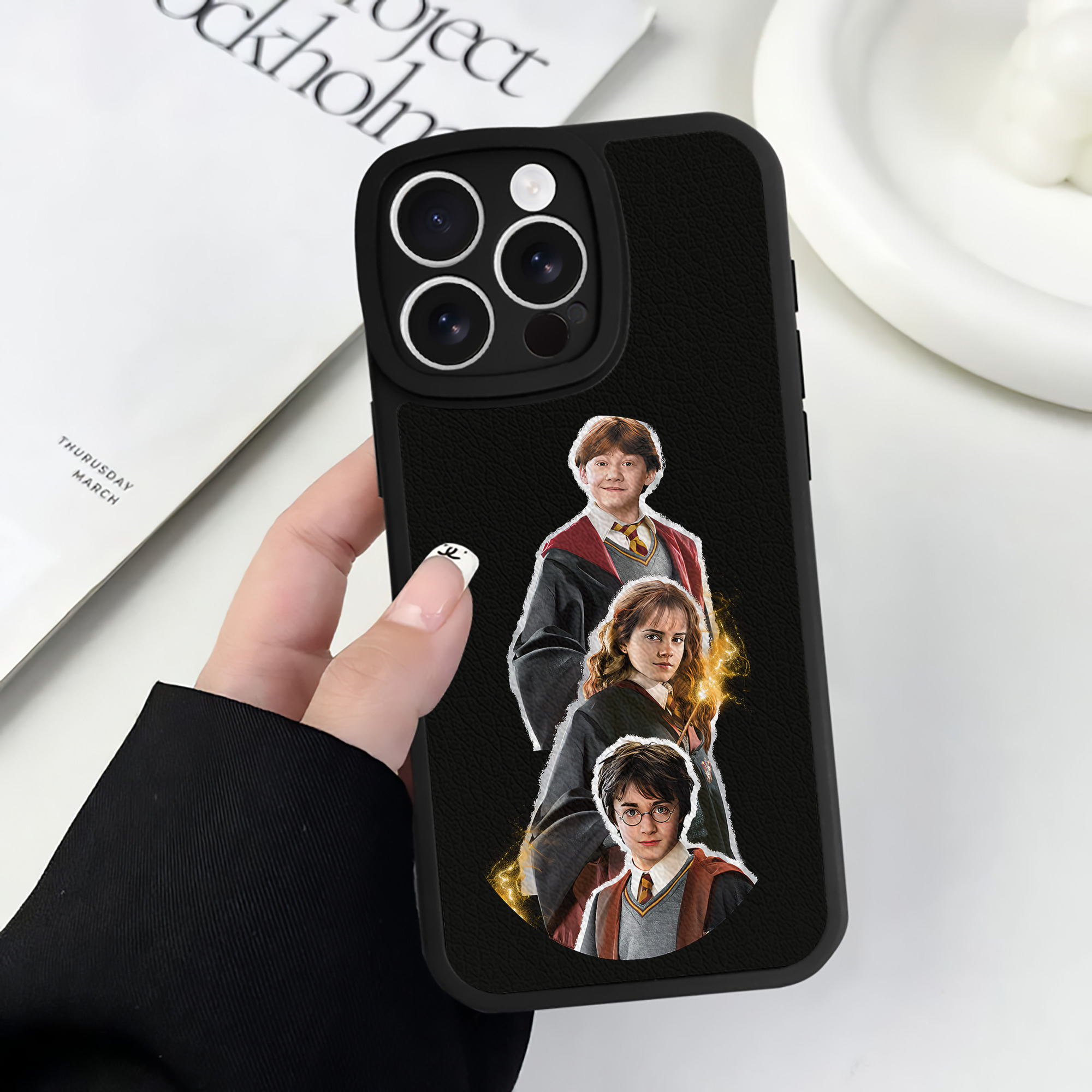 （画像用） Harry Potter ハリー・ポッターシリーズ 【iPhone 16シリーズ対応】シリコンスマホケース（レザー調） 材質：シリコン